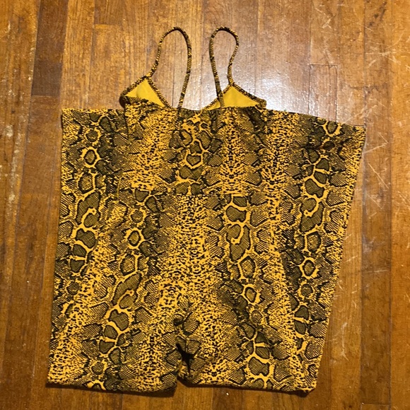 PrettyLittleThing Animal Print Gold Jumpsuit Without Belt - Picture 9 of 10